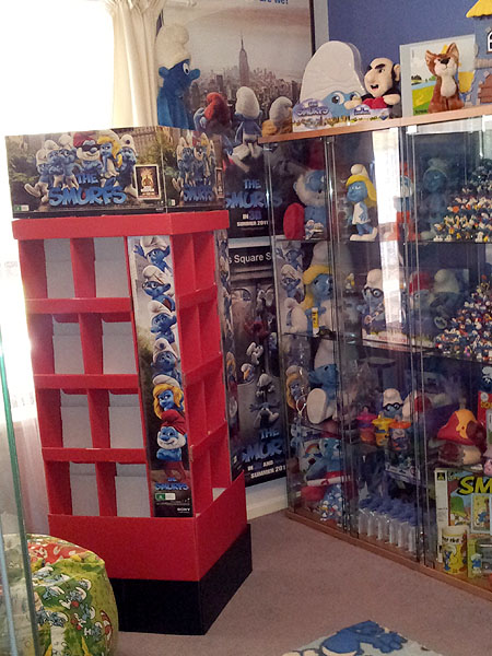 SmurfsMovieDVD-BigW-display02.jpg