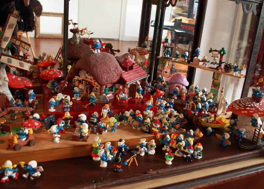 smurfs display R.jpg